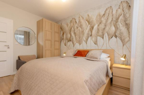 Spacious Apartment in Warsaw with Balcony and Parking by Noclegi Renters